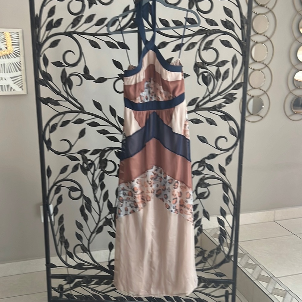 Jessica Simpson neutral long printed dresses. Excellent condition in size 6